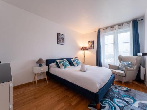 une chambre avec un lit et une chaise dans l'établissement Appartement Serris- Val d'europe -Disney, à Serris