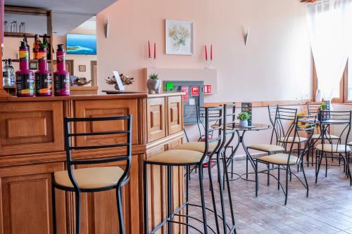 un bar con sillas y una barra con botellas de vino en Комплекс Плавис, en Tryavna