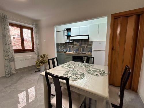 a kitchen with a table and chairs in a room at Veravista in Peccioli