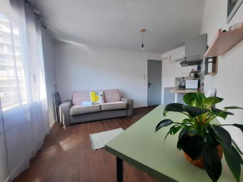 un salon avec un canapé et une table dans l'établissement La Chambre 3, Climatisée AC, Cuisine privée, Calme, à Nice