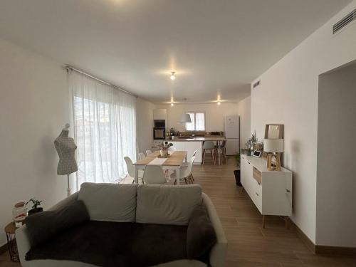 un salon avec un canapé et une table dans l'établissement Pavillon 