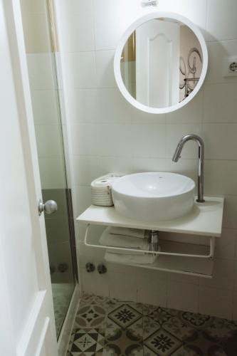 a bathroom with a sink and a mirror at Le Vintage in Ávila