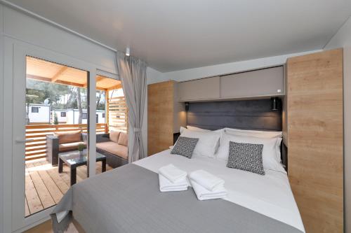 Postel nebo postele na pokoji v ubytování Camping Park Soline Mobile homes