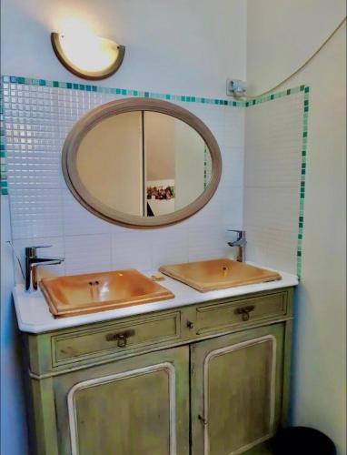 une salle de bain avec deux lavabos et un miroir dans l'établissement Maison briarde 4/6 personnes proche Disney, à Crécy-la-Chapelle