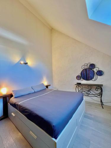 une chambre avec un grand lit dans une pièce dans l'établissement Maison briarde 4/6 personnes proche Disney, à Crécy-la-Chapelle