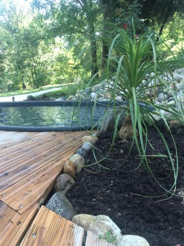 Zahrada ubytování Bus atypique au bord du canal du midi et au cœur d'une forêt 2 chambres