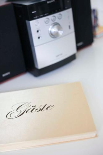 a sign sitting next to a toaster oven at Ferienwohnung Werner in Jork