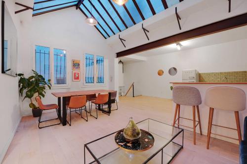un salon avec une table et des chaises dans l'établissement Chic apartment - 2BR-6P - Center of Paris, à Paris