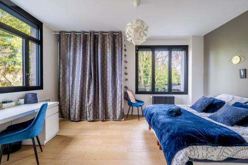 une chambre avec un lit, un bureau et des fenêtres dans l'établissement Nouveau - Le Duplex, 3 chambres, grande terrasse., à Nantes