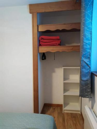 a bedroom with a bunk bed and a closet at Appartement 3 étoiles au pied des pistes avec balcon été in Chamrousse