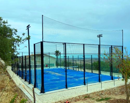 Tenis a/nebo squash v ubytování Villa Nausica, heated pool, Padel court, view on the sea, wifi free perfect for big group nebo okolí