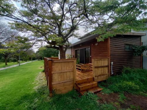 YonatanにあるSuCasaの木と柵のある丸太小屋