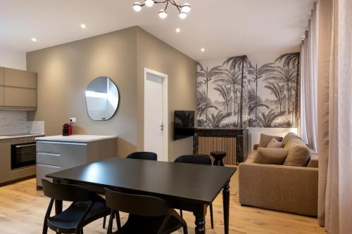 une cuisine et un salon avec une table et un canapé dans l'établissement Cœur de Metz Balnéo - La Suite 3, à Metz