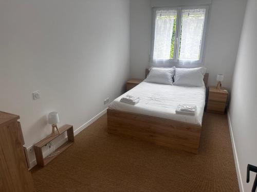Un dormitorio pequeño con una cama y una ventana. en Domaine de l'Aumone, en Agde