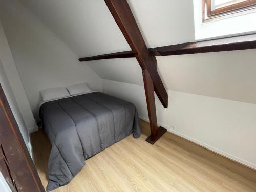 a small room with a bed in a attic at Appartement entier Centre ville in Melun