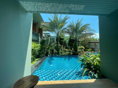 Bazén v ubytování Khaolak Forest Resort nebo v jeho okolí
