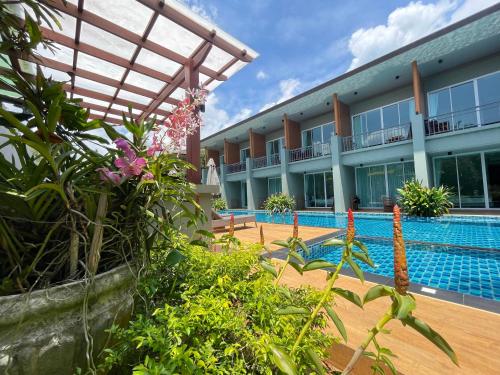 Bazén v ubytování Khaolak Forest Resort nebo v jeho okolí