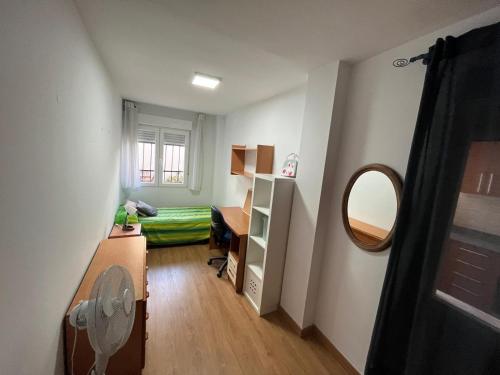 Una cama o camas en una habitación de Precioso apartamento a 5min de la playa y el puerto