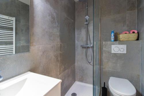 une salle de bain avec une douche avec des toilettes et un lavabo dans l'établissement Coeur de ville, T2 lumineux et refait à neuf, à Arles