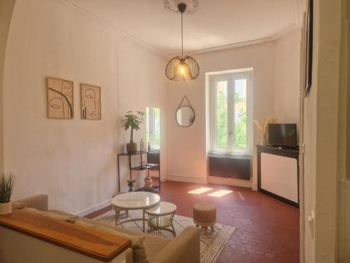 un salon avec un canapé et une table dans l'établissement Appartement à 100m des Barques, à Narbonne