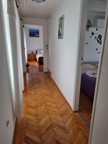 Postel nebo postele na pokoji v ubytování Apartmani Milenko Lubenice