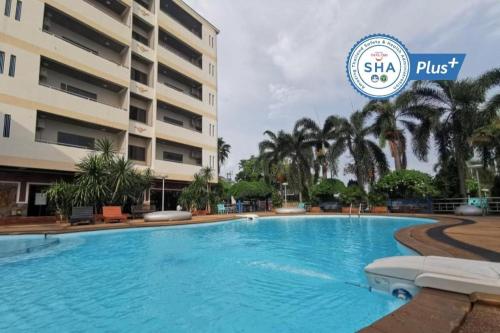 a large swimming pool in front of a building at Hihotel Saraburi in Sara Buri