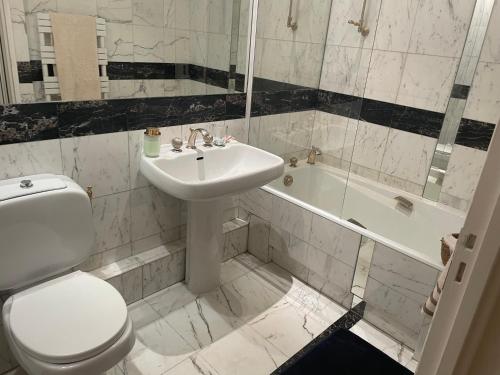 une salle de bain avec toilettes, lavabo et baignoire dans l'établissement Palais Napoleon Golfe Juan, à Vallauris