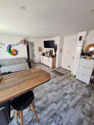 un salon avec une table et une chambre dans l'établissement Appartement plein coeur de centre ville, à Beauvais