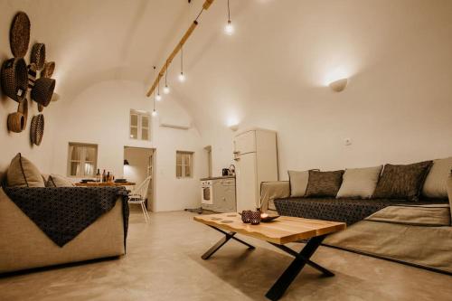 Gallery image of EvnOikon I- Jacuzzi Cave House in Fira in Fira