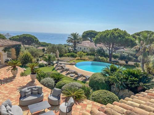 une vue aérienne d'une maison avec piscine dans l'établissement La California, à Sainte-Maxime