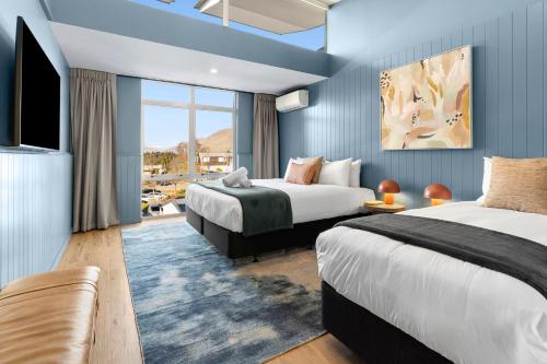 Кровать или кровати в номере Hampshire Holiday Parks - Queenstown Lakeview