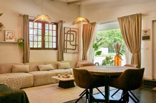 un salon avec un canapé et une table dans l'établissement Versailles Jacuzzi - Sauna - RDC 2, à Versailles