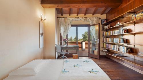 Ένα ή περισσότερα κρεβάτια σε δωμάτιο στο VILLA CASTIGLIONE 9, Emma Villas