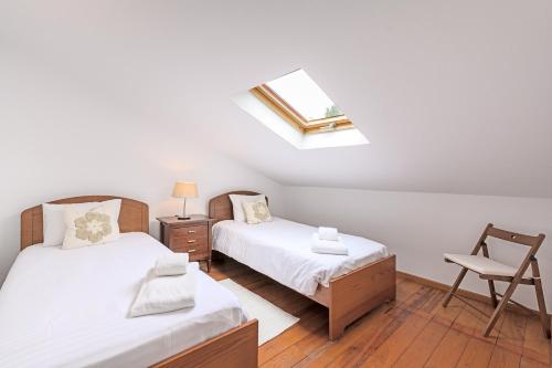una camera con due letti e un lucernario di Casa de praia na costa da Galé a Melides