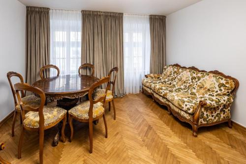 リヴィウにあるRomari Apartment Вірменськаのテーブルとソファのあるリビングルーム