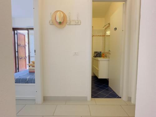 um corredor com uma porta que leva a um quarto em VILLA FERRATA - A soli 300m dal mare em Costa Rei