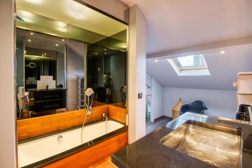 une salle de bain avec un lavabo et un miroir dans l'établissement Duplex de 115m2 dans un bâtiment chic historique - Le Belvédère St Nicolas, à Nantes