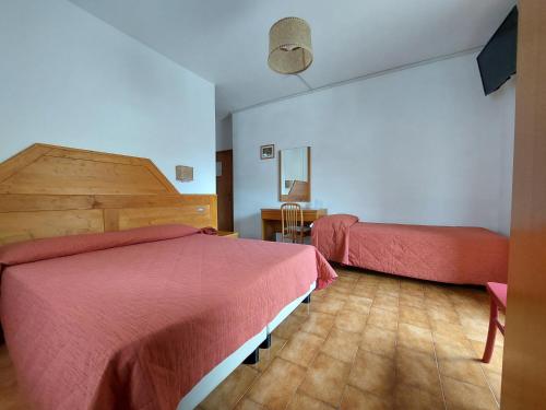 Postel nebo postele na pokoji v ubytování Hotel Paganella