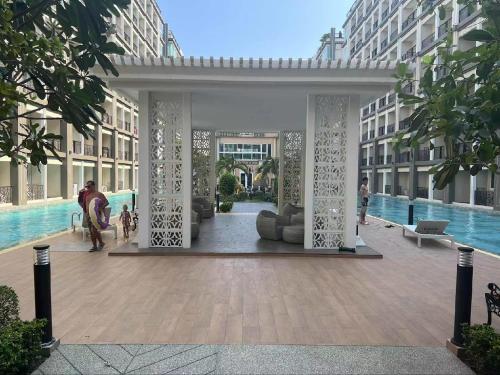 Ein Balkon oder eine Terrasse in der Unterkunft A studios精致的漂亮的房间可做饭