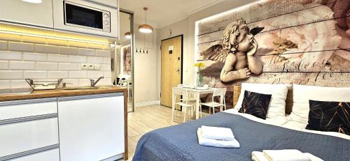 una camera con letto e una cucina con lavandino di Bystra Woda Studio Zakopane a Zakopane