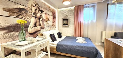 una camera con un letto e un tavolo con asciugamani di Bystra Woda Studio Zakopane a Zakopane