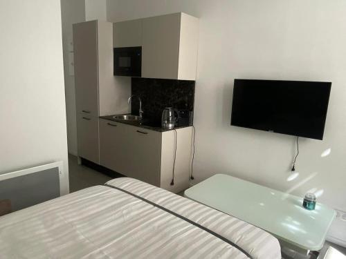 une chambre d'hôtel avec un lit et une télévision dans l'établissement VILLA ANGELUS 2 minutes de Monaco, à Beausoleil