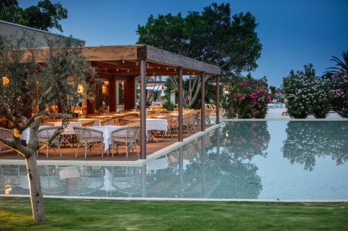 Bazén v ubytování Is Molas Resort nebo v jeho okolí
