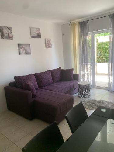 Un lugar para sentarse en Location Apartments