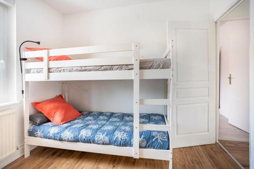 une chambre avec deux lits superposés dans une pièce dans l'établissement Nid douillet aux portes de Nancy, à Varangéville
