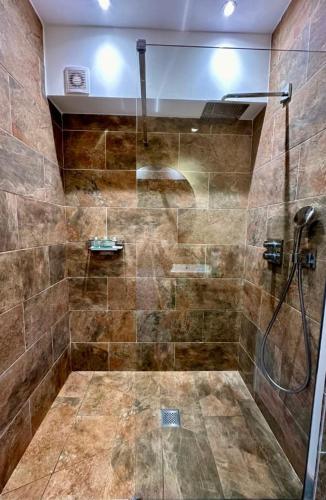 une salle de bain avec une douche avec une porte vitrée dans l'établissement Charmant 3pièces près de Cannes, au Cannet