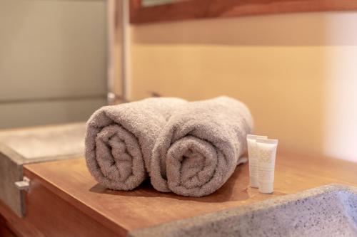 une pile de serviettes posée sur un comptoir dans l'établissement Hypercentre - Proche Parking Gratuit - Fibre - Calme, à Narbonne