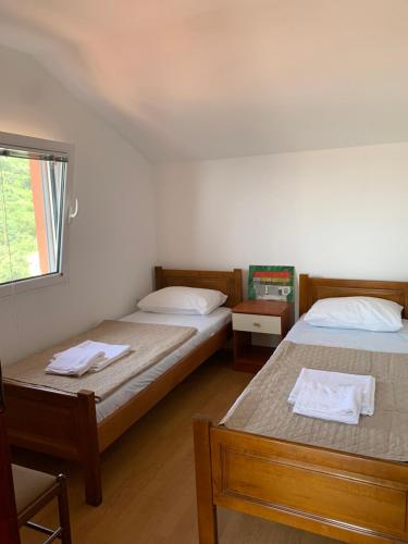 a room with two beds and a window at Villa Lila in Utjeha