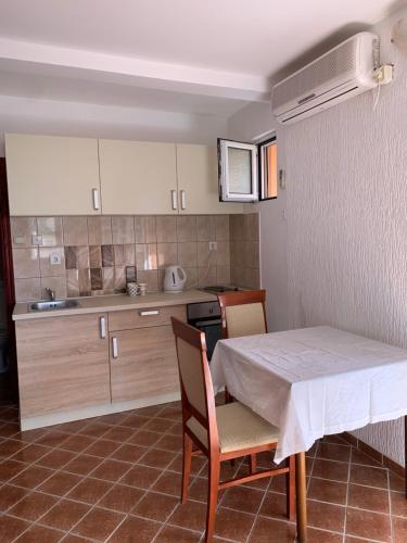 Kuchyň nebo kuchyňský kout v ubytování Villa Lila