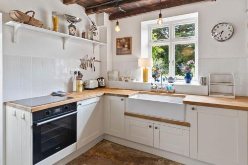 Dapur atau dapur kecil di Farm Cottage
